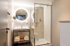 Douche, sèche-cheveux, serviettes fournies