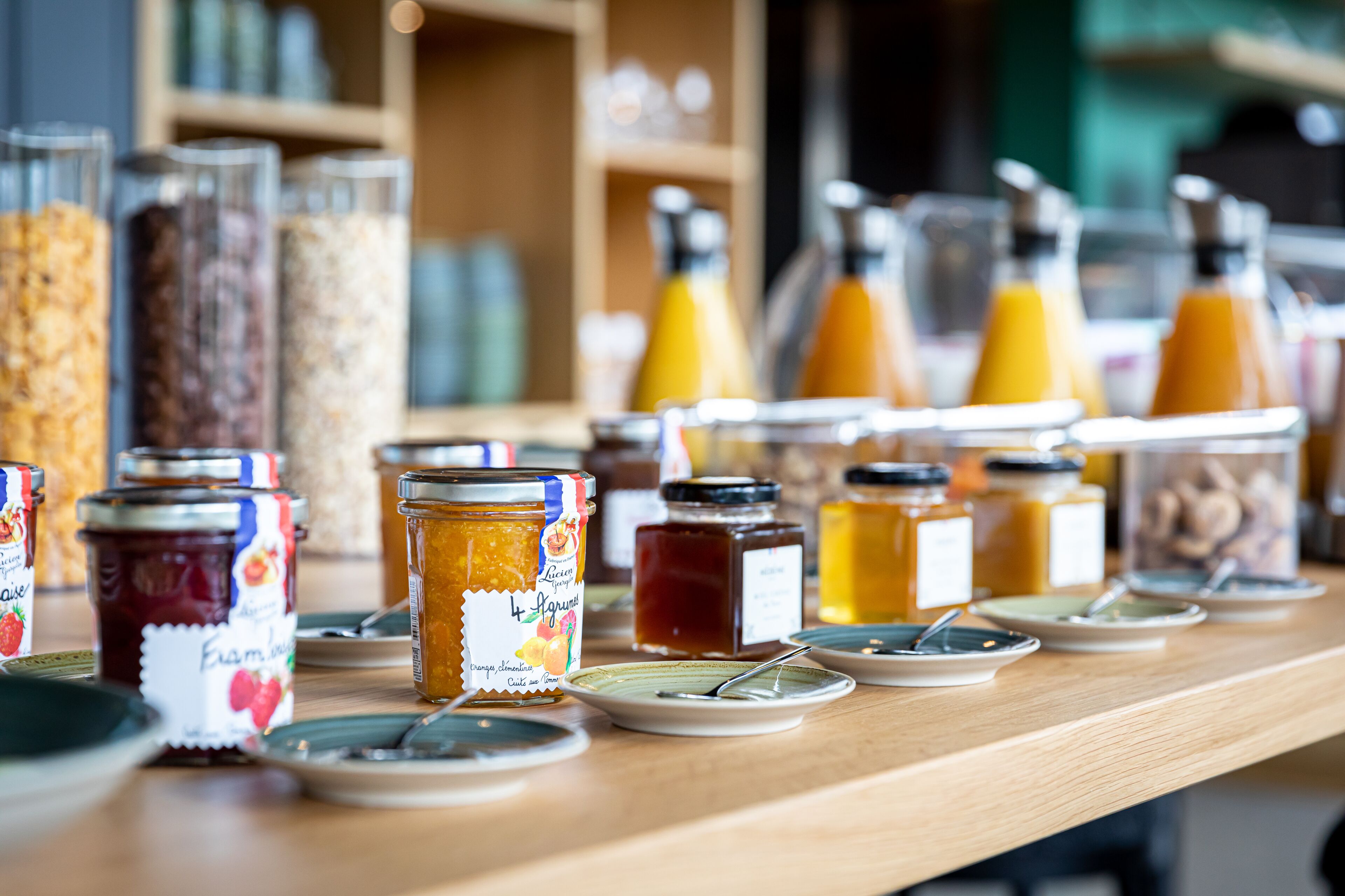 Un bufé de desayuno con diversas opciones de alimentos y salsas.