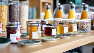 Un bufé de desayuno con diversas opciones de alimentos y salsas.