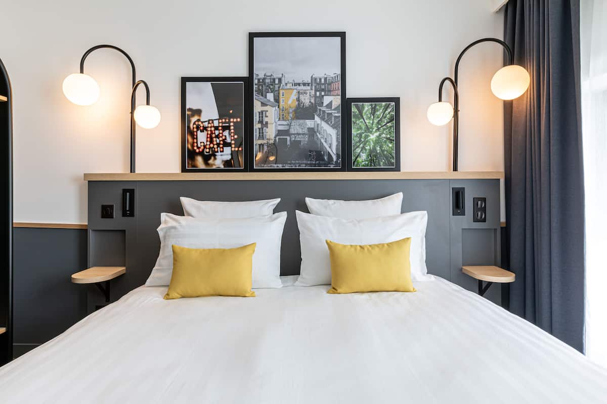 standard room, 1 queen bed, non smoking | premium bedding, in-room safe, desk, laptop workspace