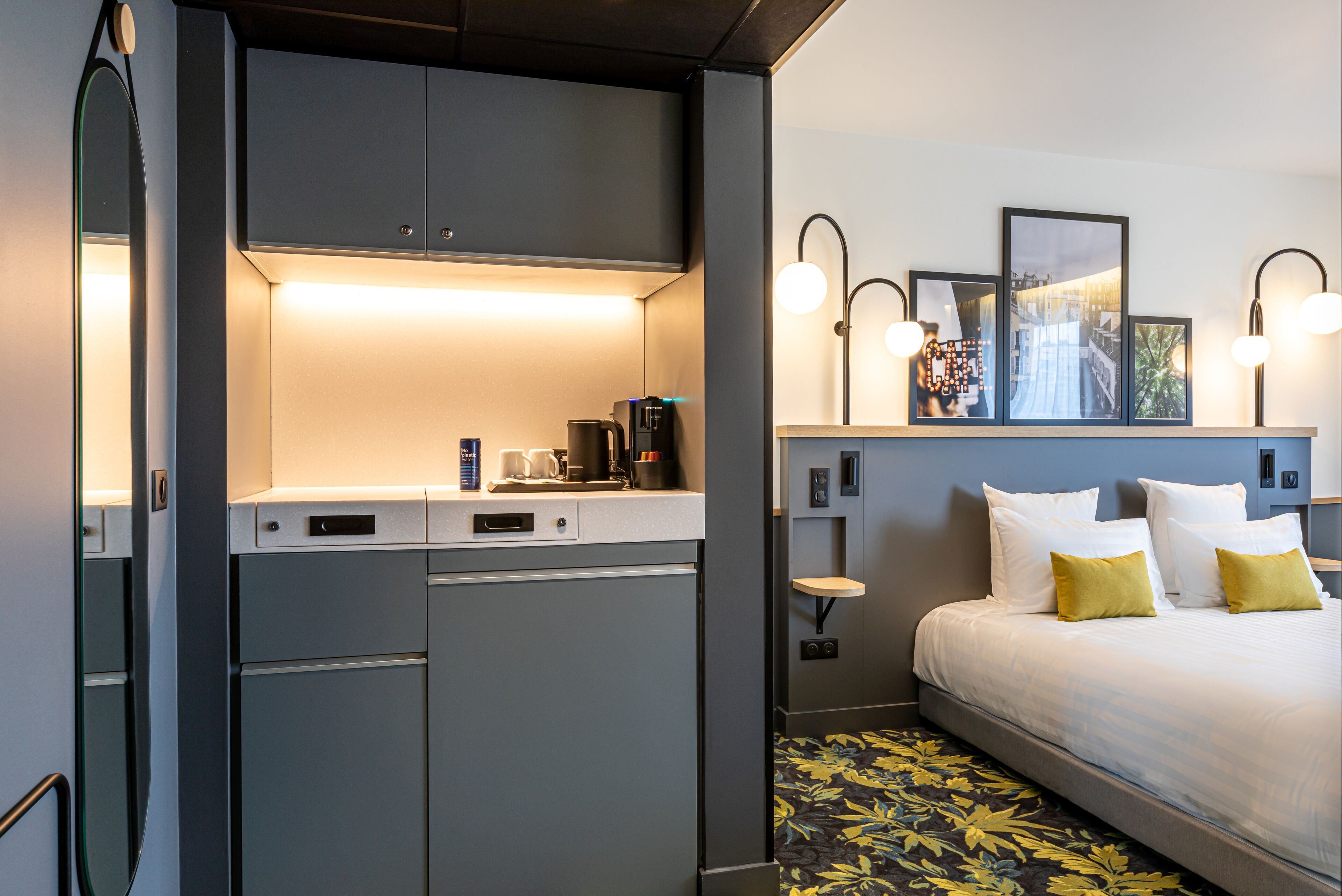Une chambre d’hôtel équipée d’un lit, d’une table de chevet et d’une armoire intégrée.