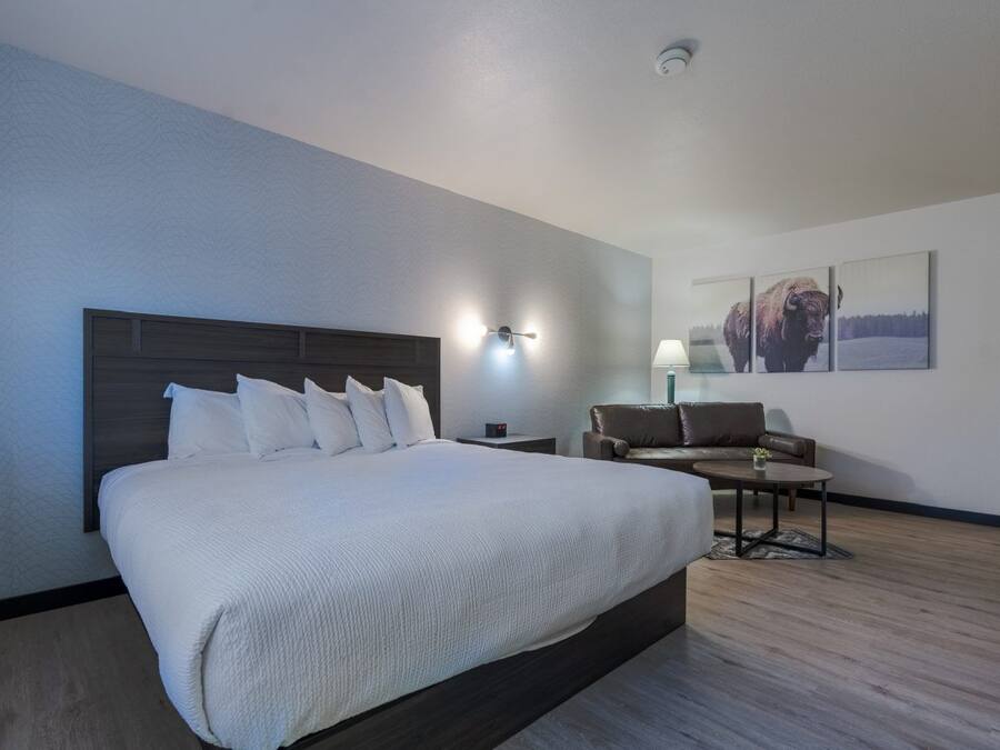 Deluxe Room | Premium bedding, Select Comfort beds, desk, laptop workspace