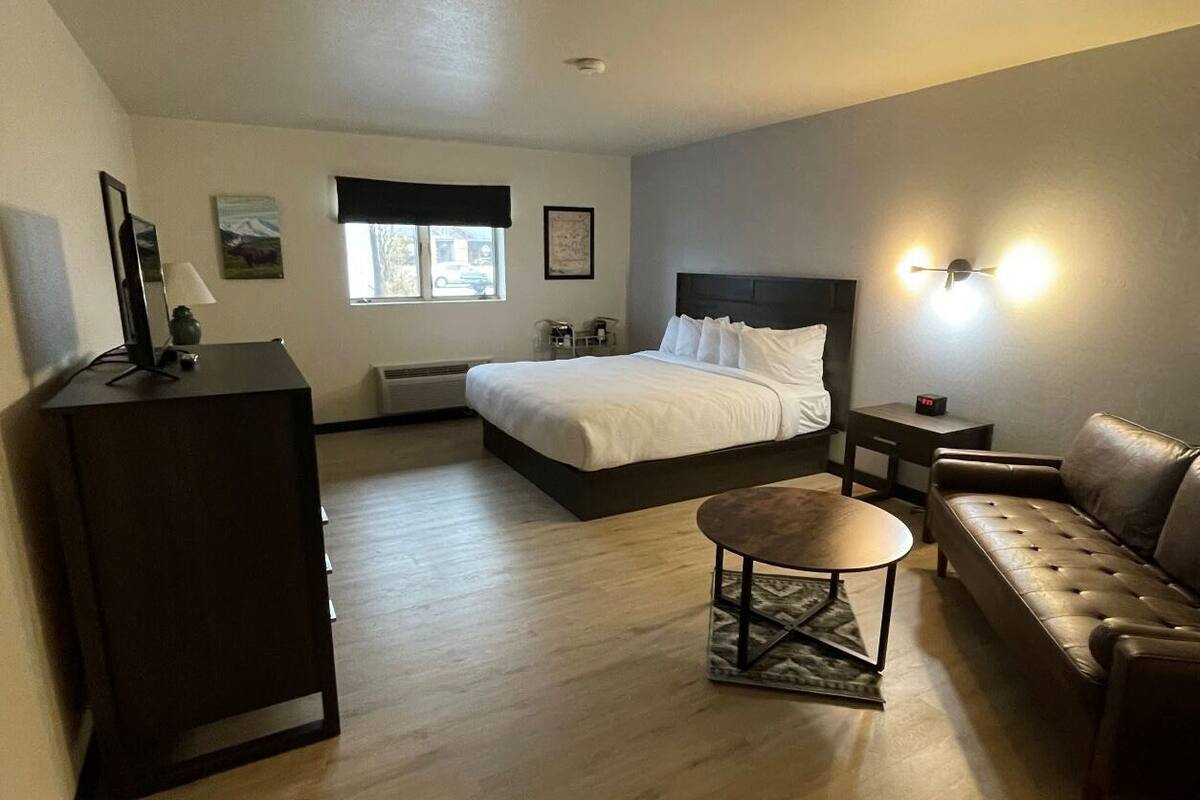 deluxe room | 1 bedroom, premium bedding, select comfort beds, desk