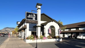 A building with a sign that reads "The Scout Inn" and a "VACANCY" sign below it. - The Scout INN (Cody)