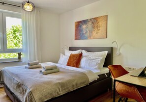 1 bedroom, desk, iron/ironing board, travel crib - LaMiaCasa Design Apartment near STUTT CITY (Renningen)