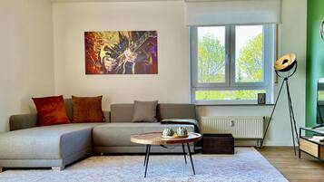 Een smart-tv en boeken