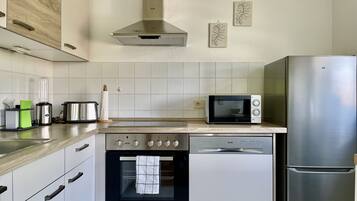 Fridge, microwave, oven, stovetop