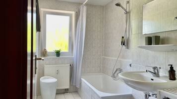 Een bad/douchecombinatie, milieuvriendelijke toiletartikelen