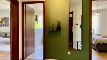 1 slaapkamer, een bureau, een strijkplank/strijkijzer, reisbedje