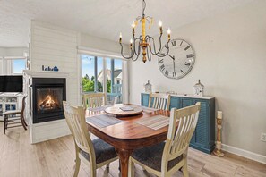 Dining - Renovated Condo at Lake Michigan (Manistee)