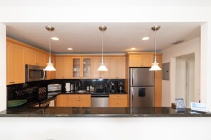 Fridge, microwave, oven, stovetop - Modern Condo Steps form the beach in Sunny Isles! (Sunny Isles Beach)