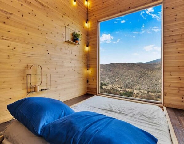 1 camera, una scrivania