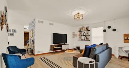 Modern 3 BR Minutes to WI Statefair, MKE Zoo, Brewers, & Hospital