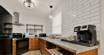 Modern 3 BR Minutes to WI Statefair, MKE Zoo, Brewers, & Hospital