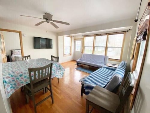 Large 2BD cottage 10 min to Pier & Beach   Pets ok