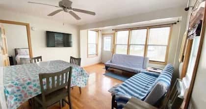 Large 2BD cottage 10 min to Pier & Beach Pets ok