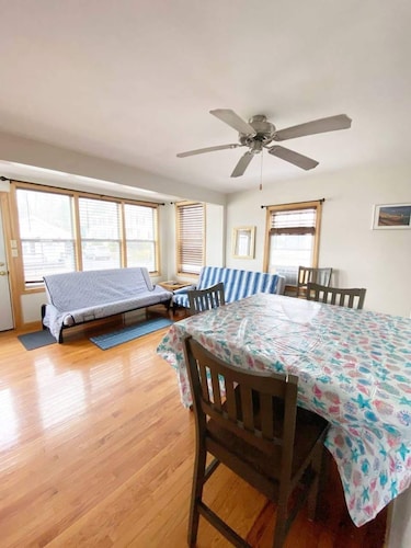 Large 2BD cottage 10 min to Pier & Beach Sleeps 6