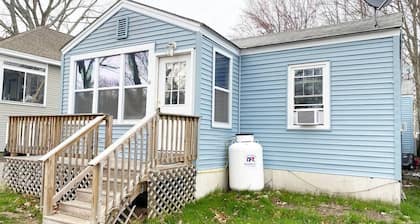 Large 2BD cottage 10 min to Pier & Beach Pets ok