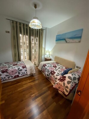 4 slaapkamers, een strijkplank/strijkijzer, reisbedje, gratis wifi