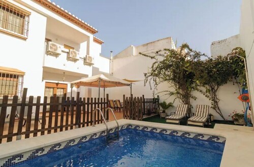 Rural house with its own salt water swimming pool, its own patio and barbecue. 