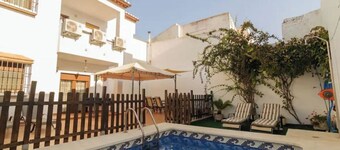 Rural house with its own salt water swimming pool, its own patio and barbecue. 