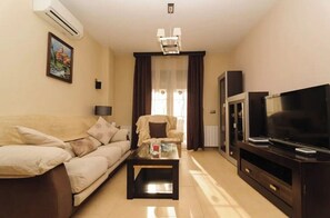 Een smart-tv en boeken