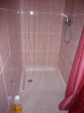 Douche, sèche-cheveux, bidet, papier toilette