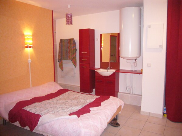 1 chambre, fer et planche à repasser