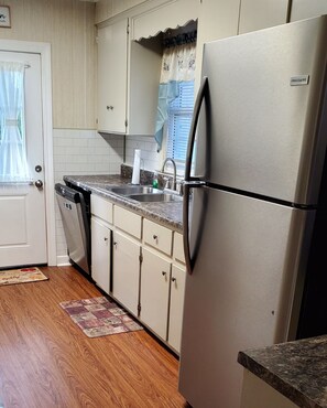 Fridge, microwave, oven, stovetop - Private Country Home within minute drive from the Beach and Historic New Bern (Pollocksville)