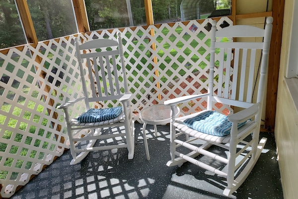 Screened in porch area