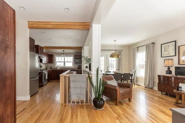 Smart TV, lettore DVD, libri, stampante