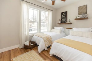 3 habitaciones, escritorio, tabla de planchar con plancha y wifi