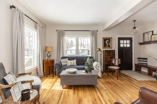 Smart TV, reproductor de DVD, libros y impresora