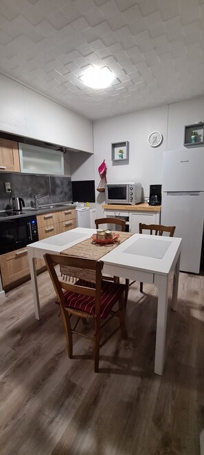 Réfrigérateur, micro-ondes, four, plaque de cuisson