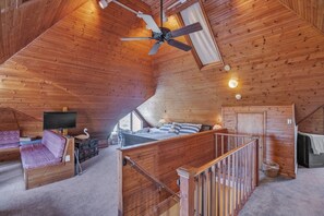 Superior Room | Living area | 24-inch flat-screen TV with cable channels, TV - Solomons Victorian Inn (Solomons)