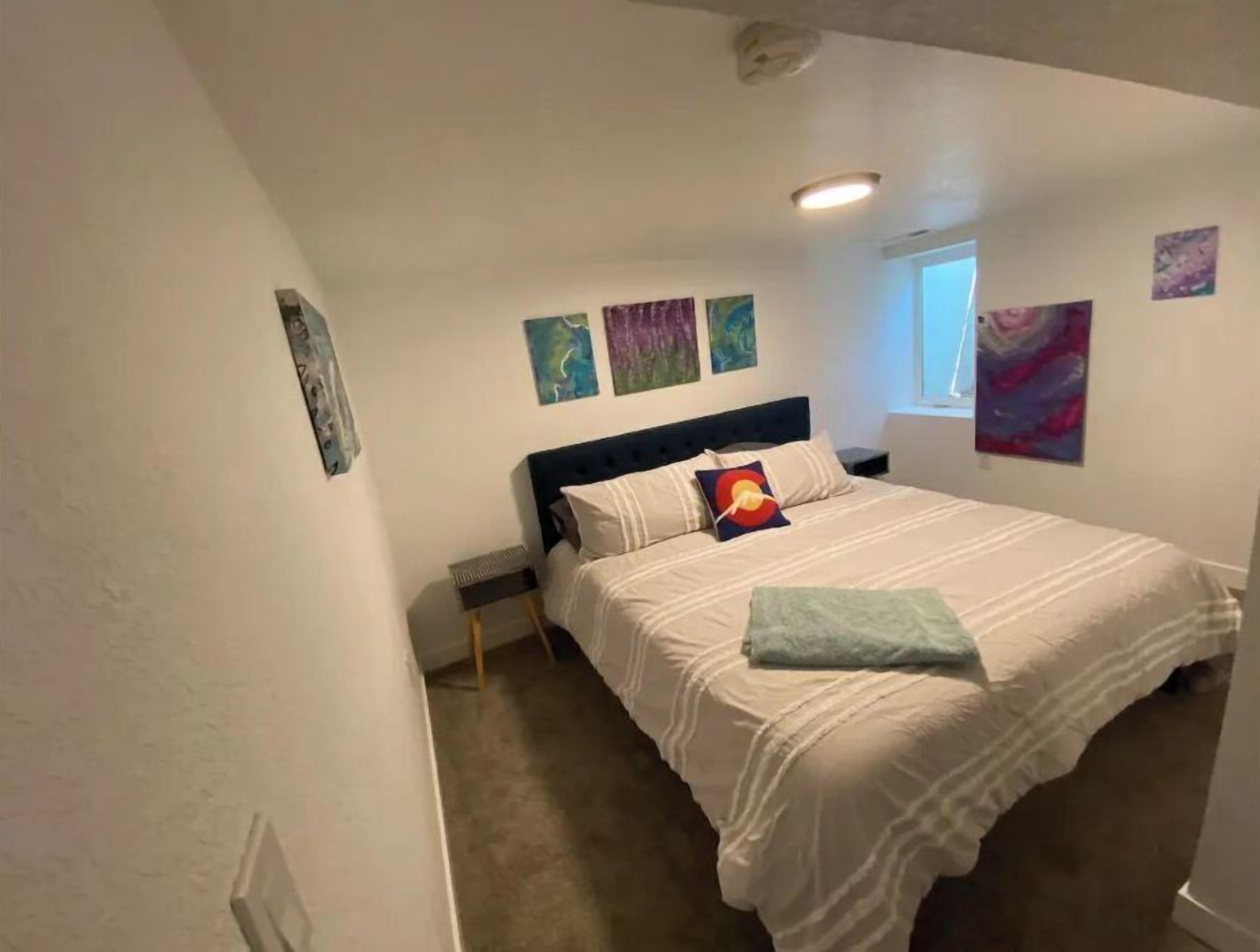 2 habitaciones, escritorio, tabla de planchar con plancha y wifi gratis 