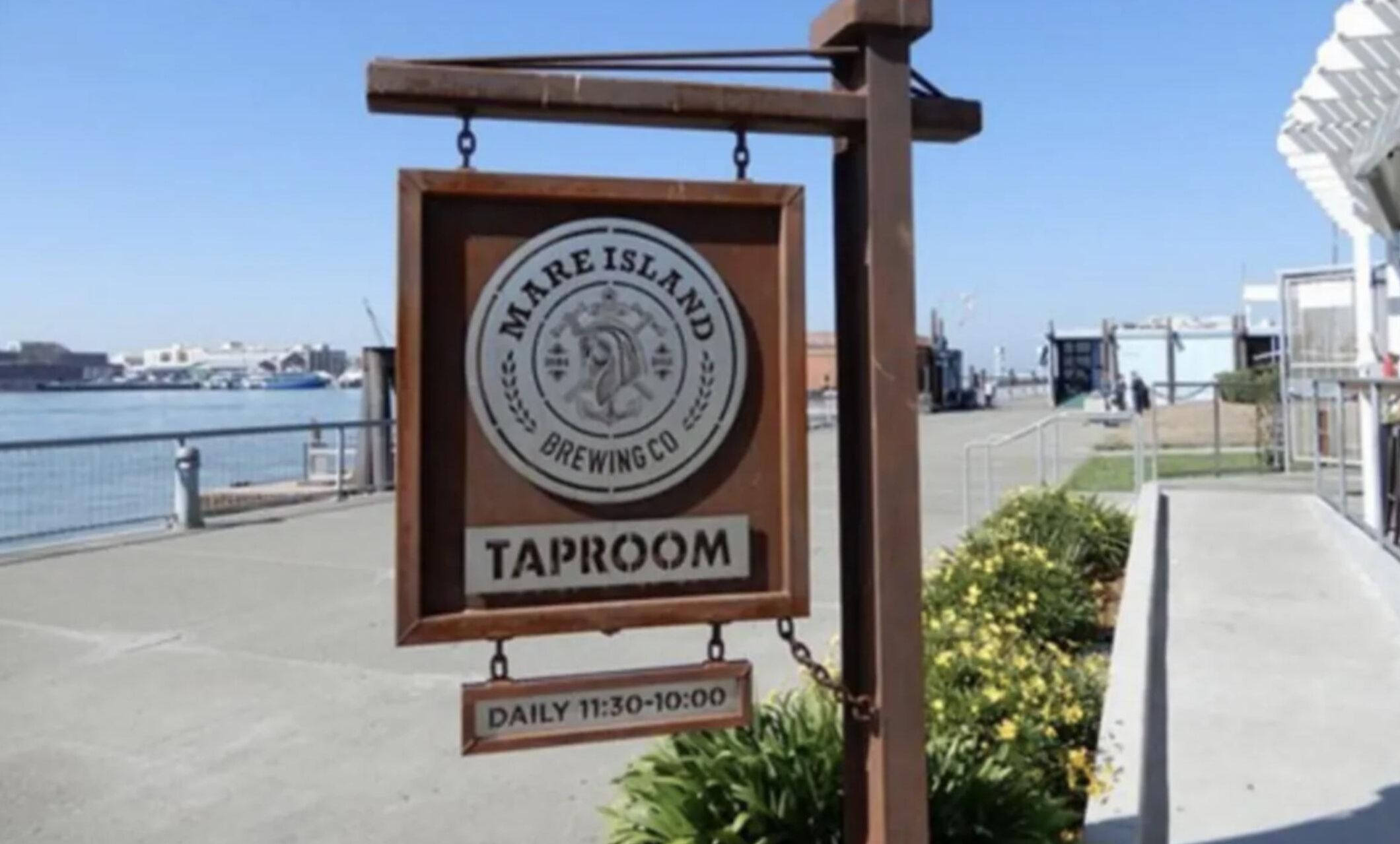 En skylt för Mare Island Brewing Co:s bar med information om öppettiderna.