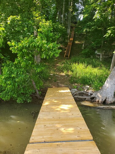 Rest and relaxation in this secluded
 and peaceful waterfront home in Cadiz