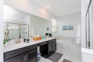 Combined shower/tub, hair dryer, towels