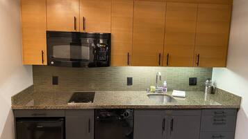 Een koelkast, een magnetron, een kookplaat, een vaatwasser