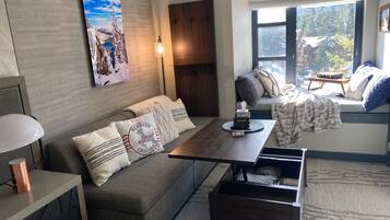 Een televisie en een open haard