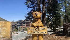 A wooden sign with a bear holding a sign that reads "The Westin Resort Mammoth Lakes." - Cozy & Pet friendly Studio at Monache Resort in Village (Mammoth Lakes)