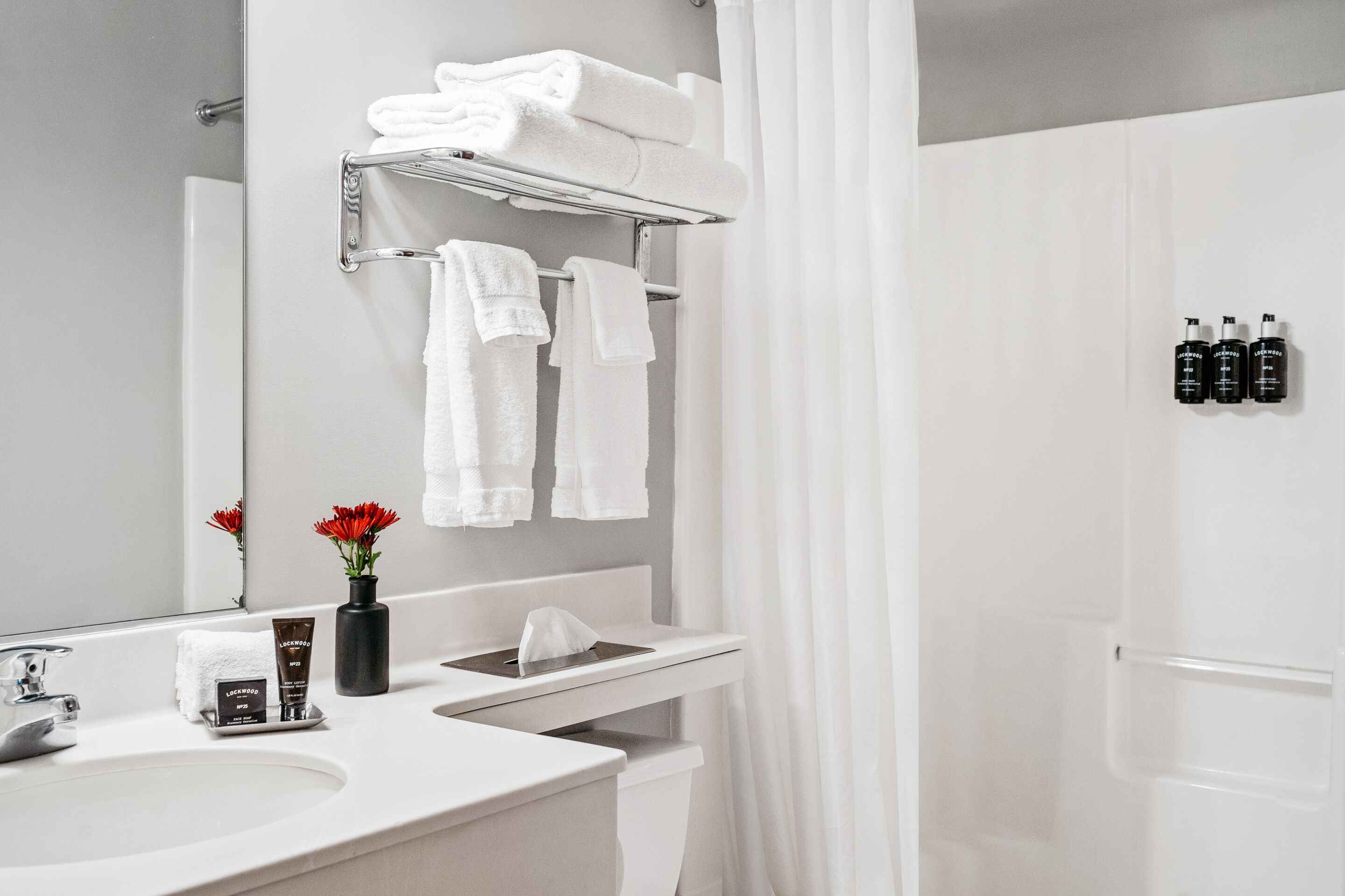 combined shower/bathtub, rainfall showerhead, towels