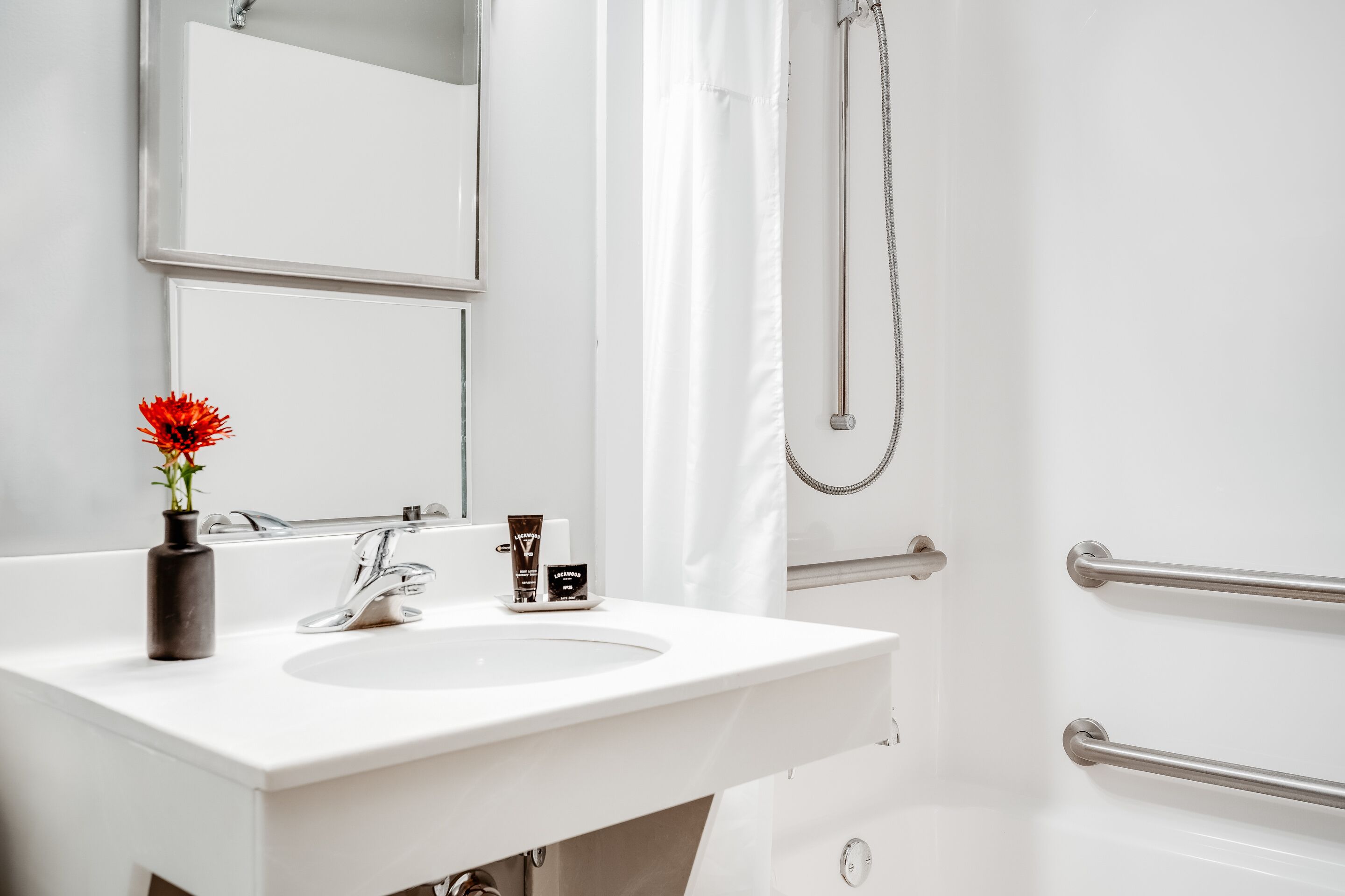 combined shower/bathtub, rainfall showerhead, towels