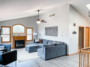 Smart TV, fireplace - Spacious Lodge w/ Hot Tub + Resort Amenities (Galena)