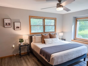 3 bedrooms, desk, travel cot, free WiFi - Spacious Lodge w/ Hot Tub + Resort Amenities (Galena)