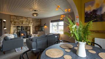 Cottage | Living room | Fireplace