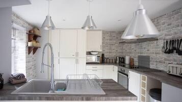 Cottage | Private kitchen | Fridge, microwave, oven, stovetop