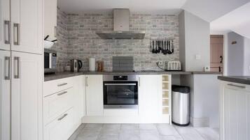 Cottage | Private kitchen | Fridge, microwave, oven, stovetop