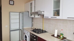 Een koelkast, een oven, een kookplaat, een koffiezetapparaat/waterkoker